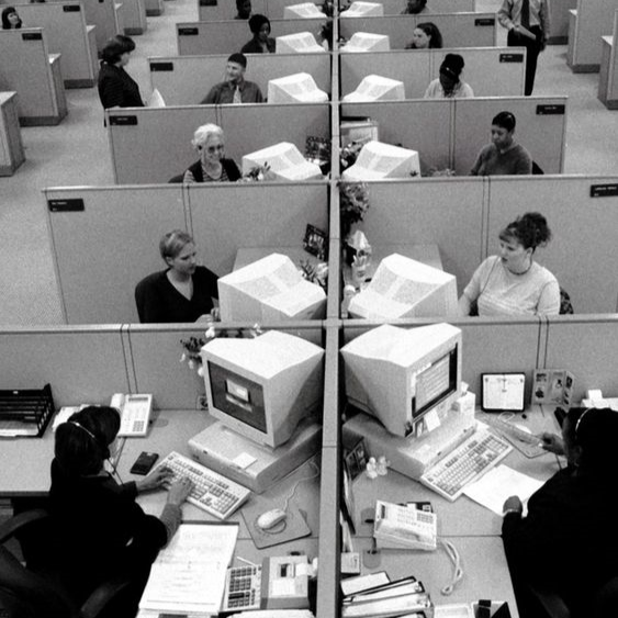 Image d'un bureau en noir et blanc, représente nos stratégies